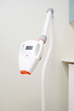 ホワイトニング専用ライトと歯科専用測色カメラの導入